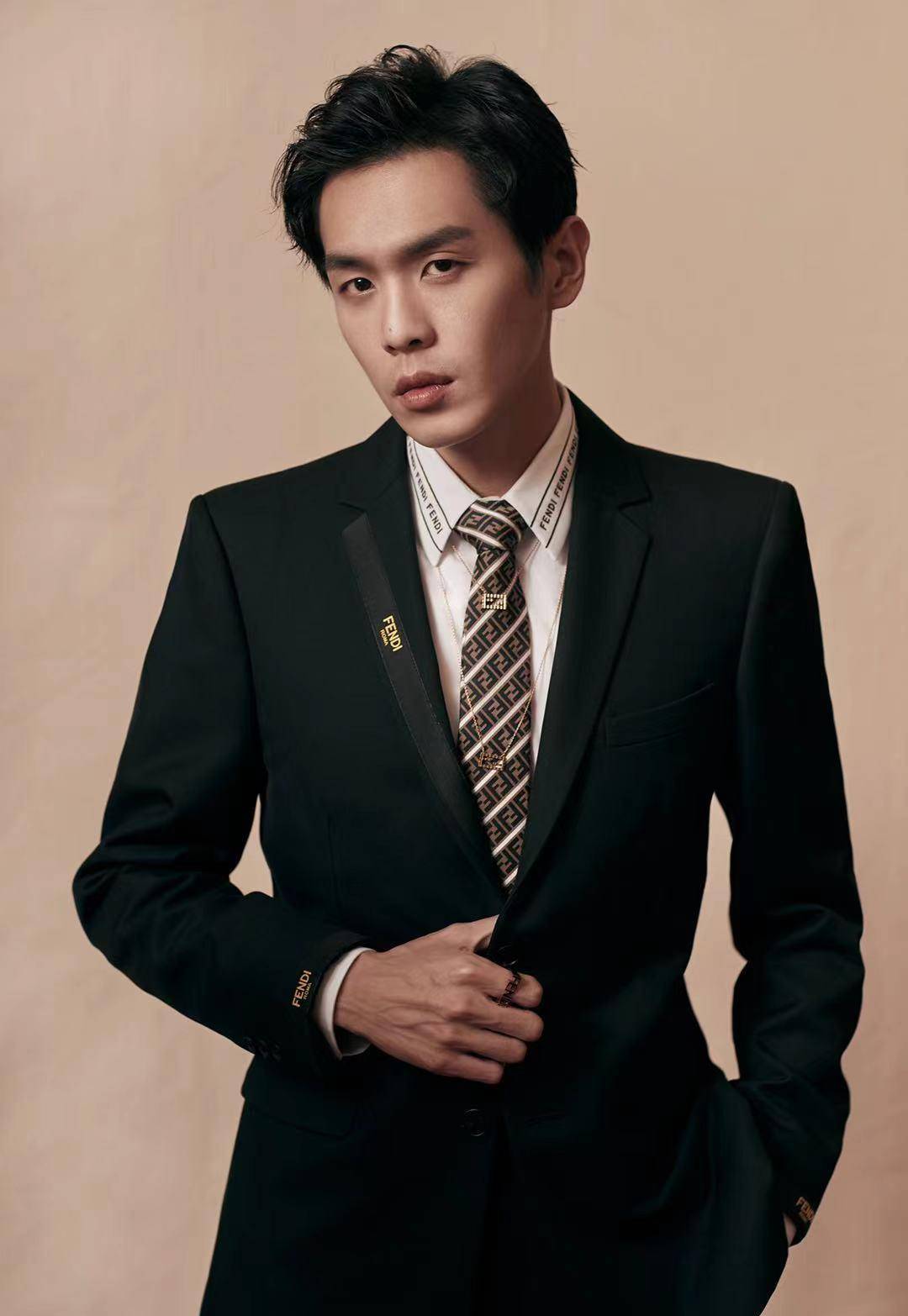 小腹|唐艺昕被疑怀二胎，穿连衣裙室外跳舞，小腹隆起明显引猜测