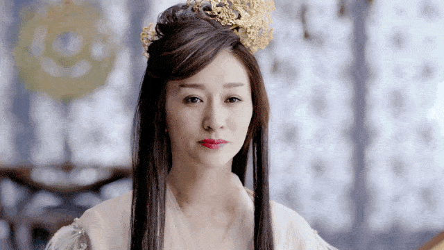 网友|44岁李小冉低胸裙走红毯,3D身材成全场焦点,荧荧珠光太闪耀