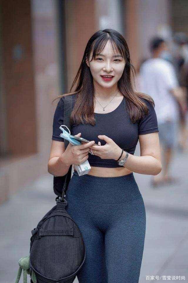 黑色|黑色露腰短袖搭配黑色运动打底裤，秋冬换季，轻松的穿搭