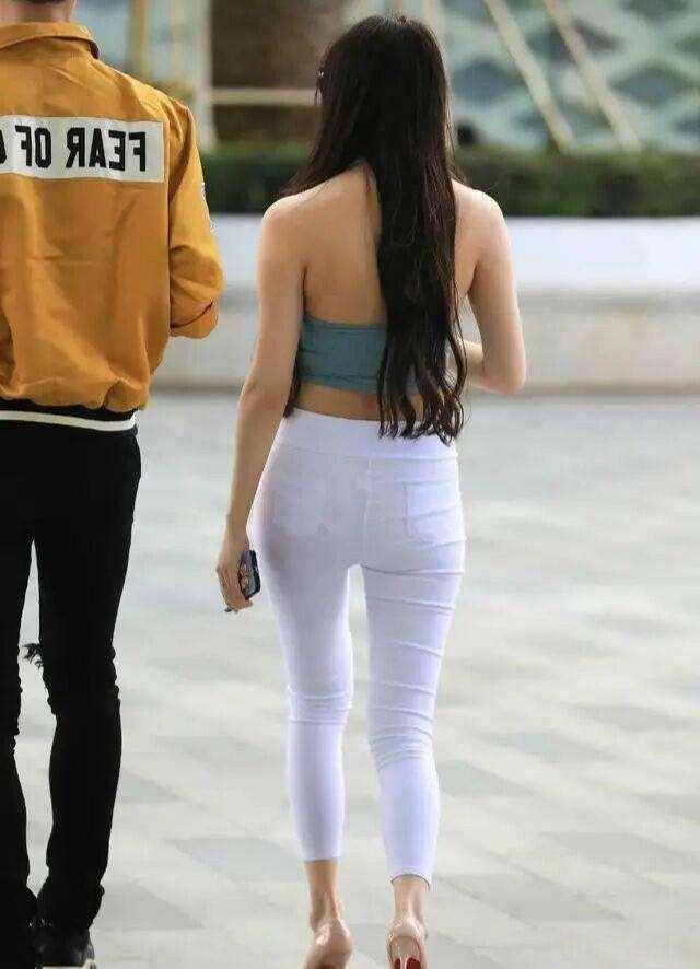 下装|“胯大”的打底裤美女，蜂腰细腿引得路人纷纷回头，没谁了
