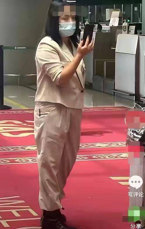年后|何洁减肥反弹严重！穿西装又变小粗腿，腰和胯一样宽胖到认不出来