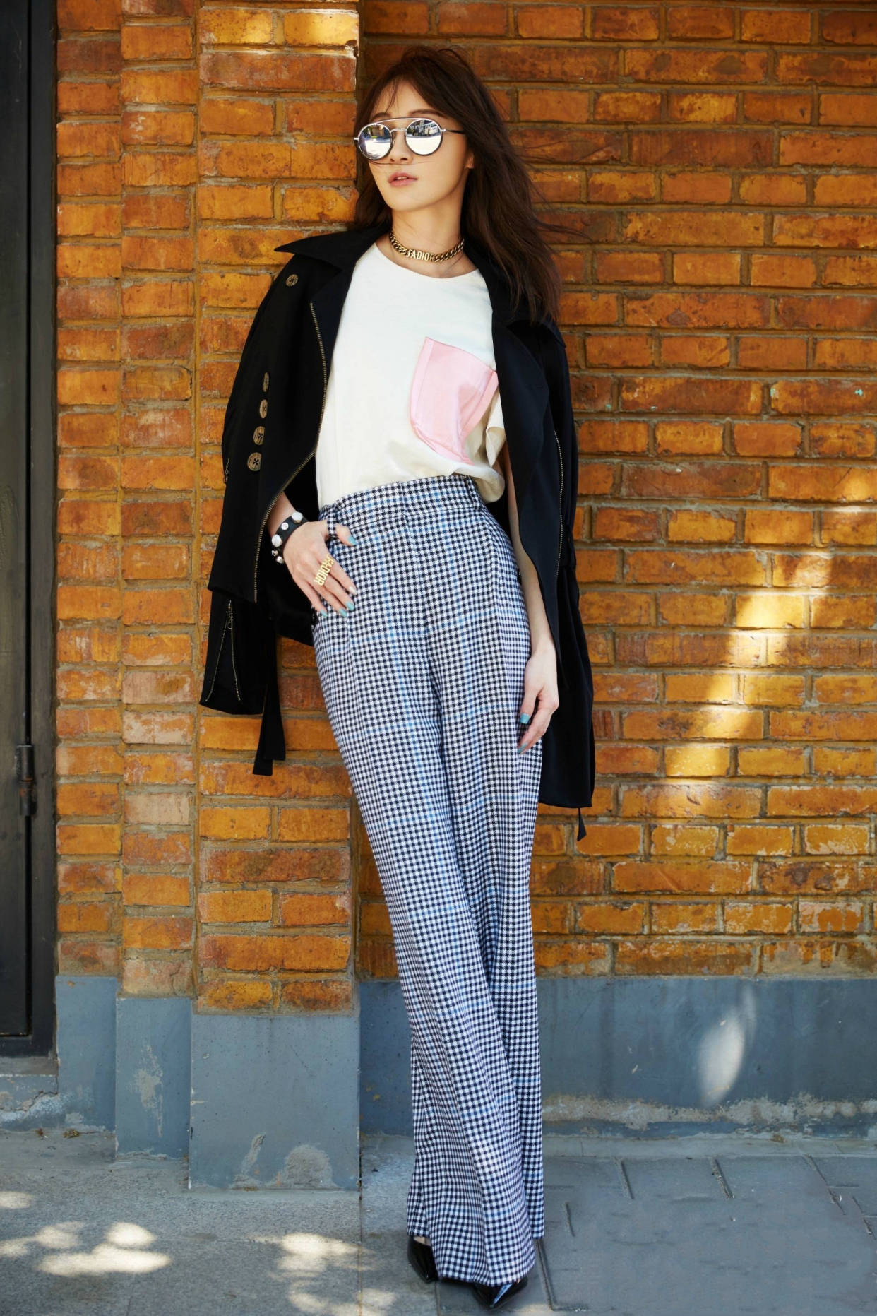 原创姚笛低调走机场下衣失踪搭长靴大秀美腿30多岁状态似少女