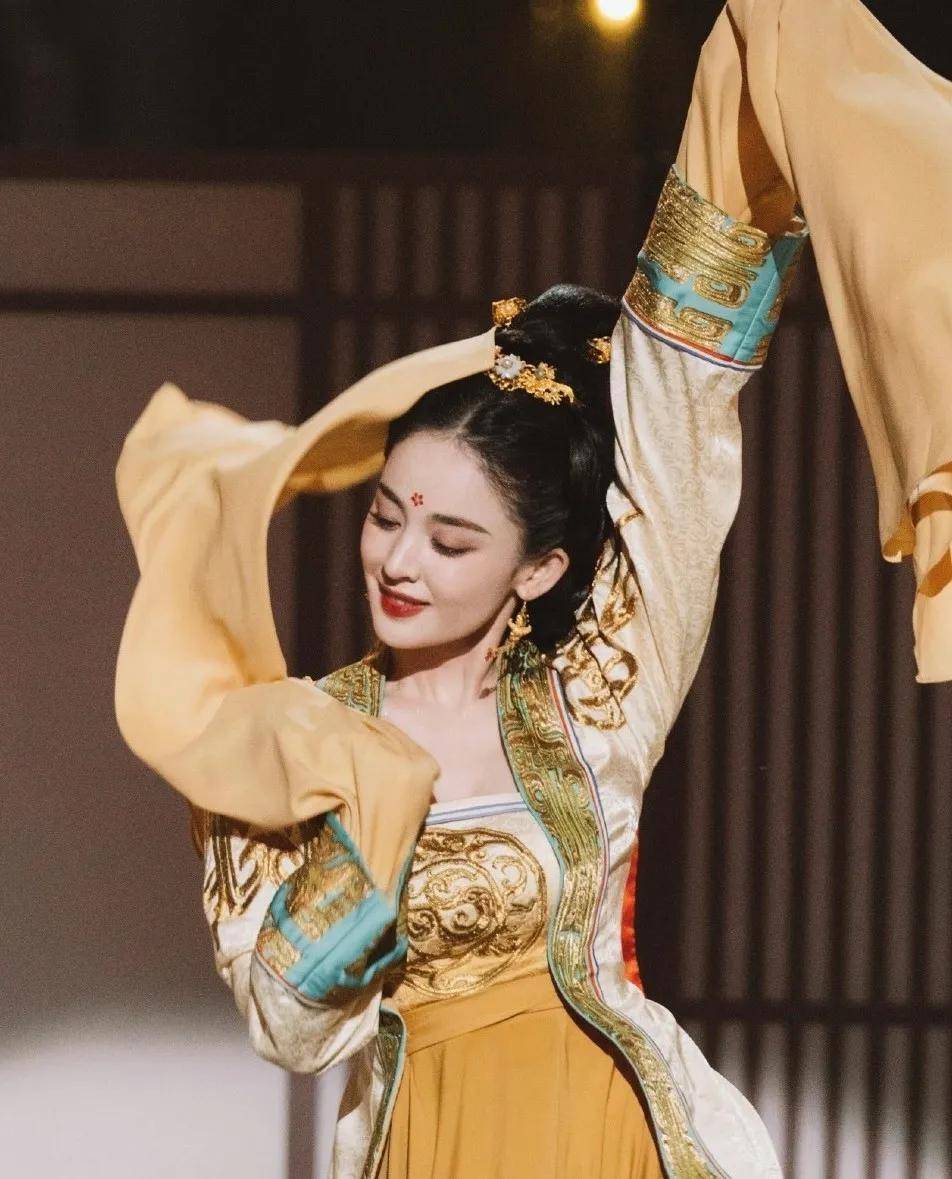 发型|她当了25年亚洲女神，换了个发型却让滤镜碎一地！