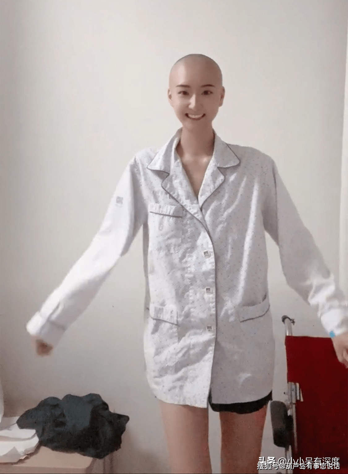 原创苏日曼天生丽质的舞者这个笑起来甜甜的女孩为抗癌剃光头发