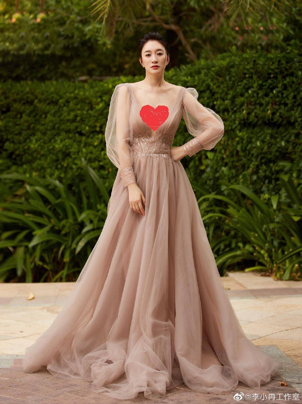 网友|44岁李小冉低胸裙走红毯,3D身材成全场焦点,荧荧珠光太闪耀