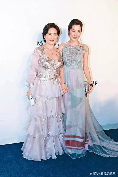 视觉|何超琼不是一般的自信，58岁也挑战公主裙亮相，这水桶腰没谁了