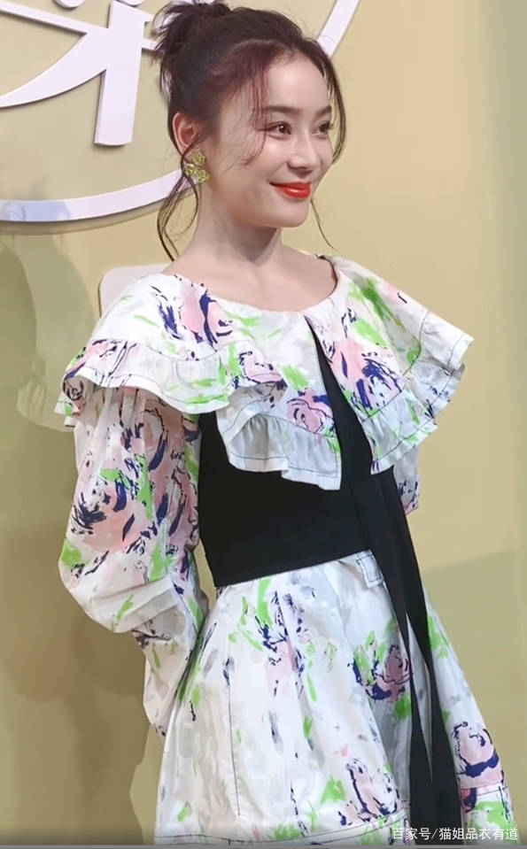 底色|每周健身4次的袁姗姗就是自信，穿印花裙裹出盈盈一握小蛮腰，美