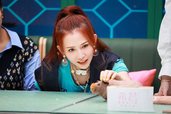 叛逆|蔡少芬罕见染发大变样！48岁穿女团装跳舞快认不出，叛逆风太抢镜