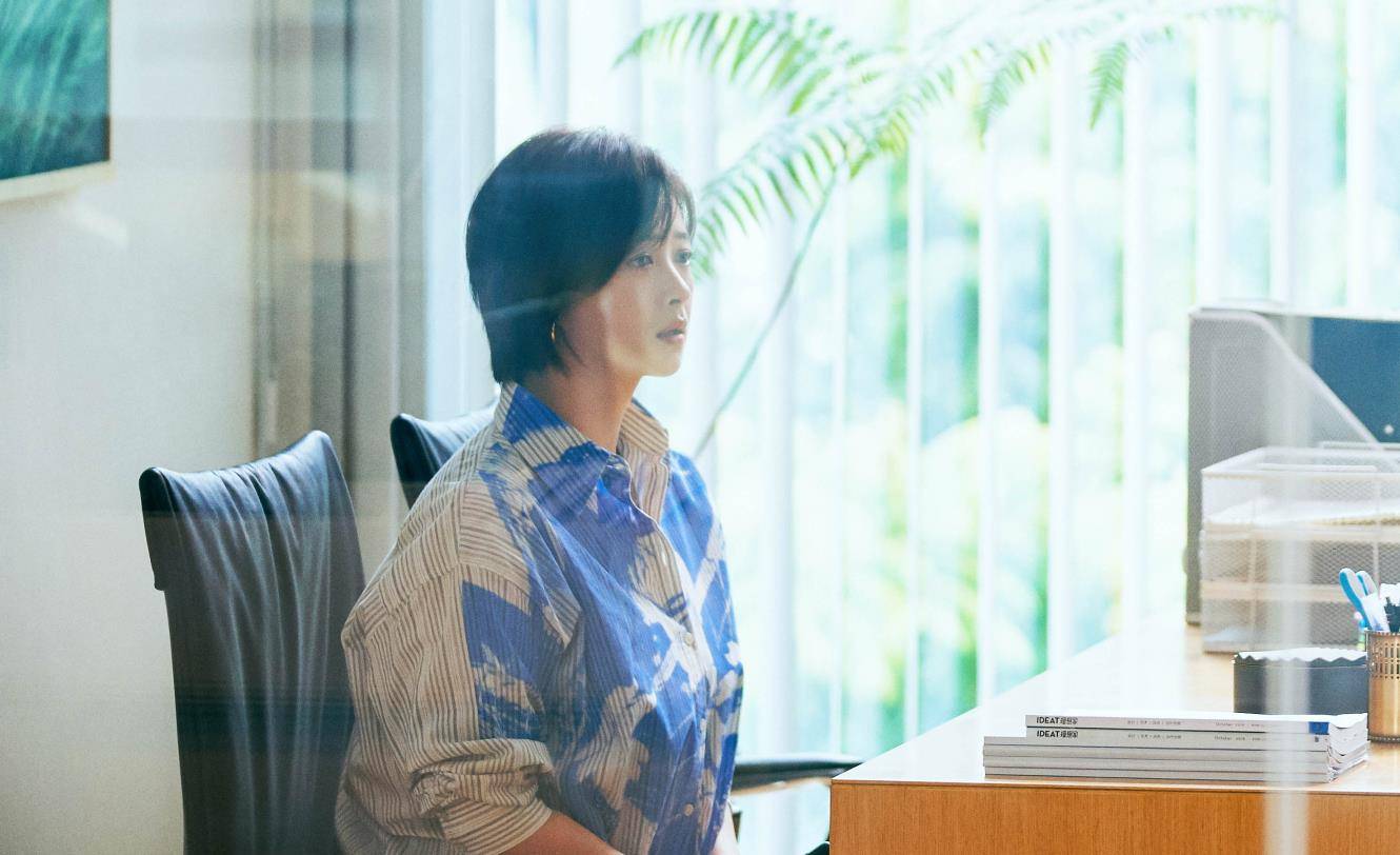 脖颈|《小舍得》蒋欣的3个穿衣雷区，骨架大的女生千万别踩，真的显胖