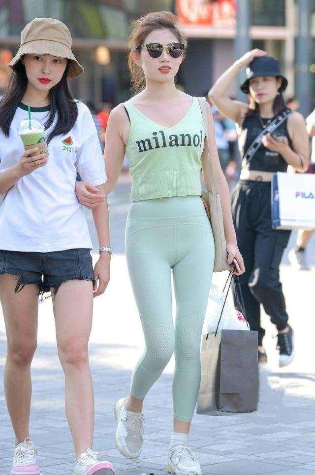 颜色|低腰修身的开叉打底裤，装扮才能显得优雅精致，还是短靴