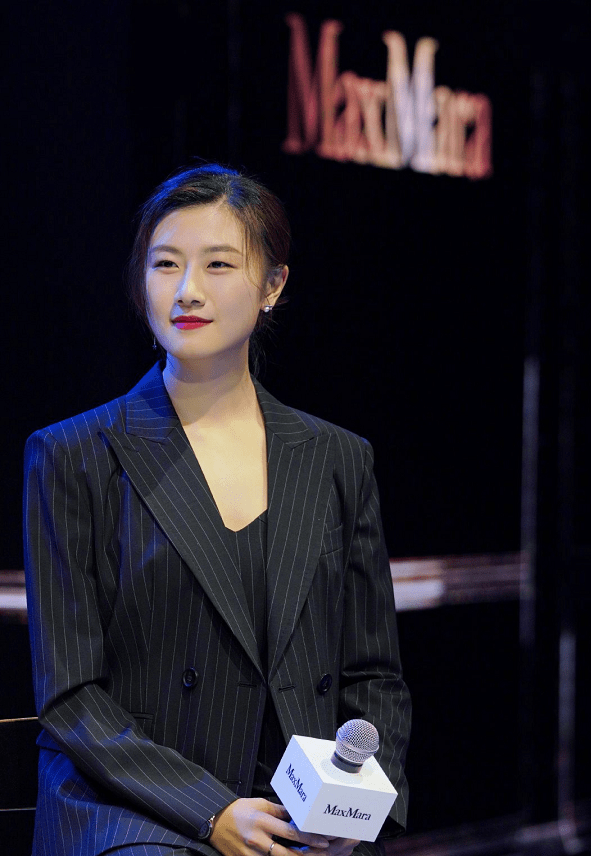 服装|丁宁丁宁31岁退役入学北大当学生,平时打扮的太年轻,挺像学生