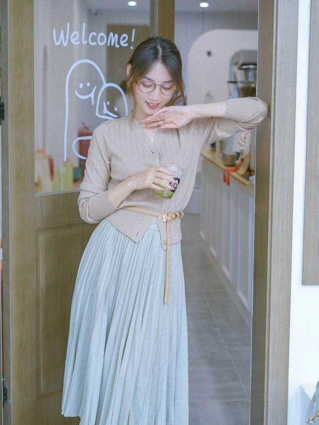 棕色|无针织衫不秋天，搭配百褶裙简约又洋气，青春活力，太好看了