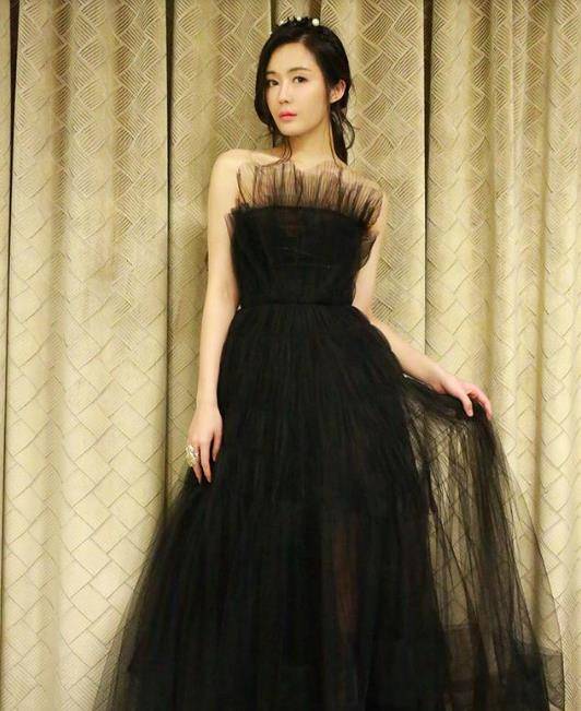设计|关晓彤美到国外去，穿刺绣抹胸裙有一丝公主气质，真给鹿晗涨面子