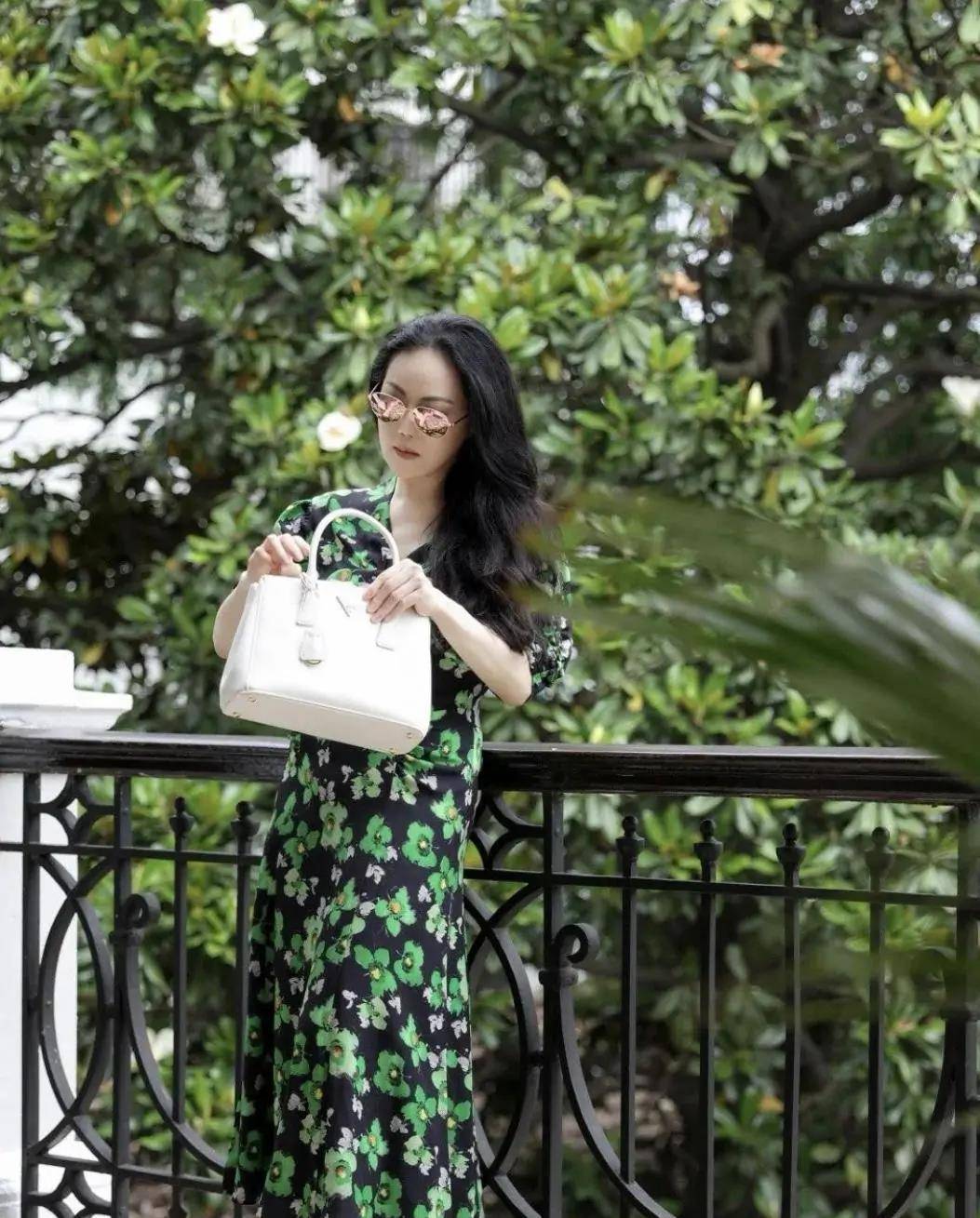 设计|章小蕙自带名媛气质,微胖身材穿小黑裙更迷人,一看就是高级贵妇