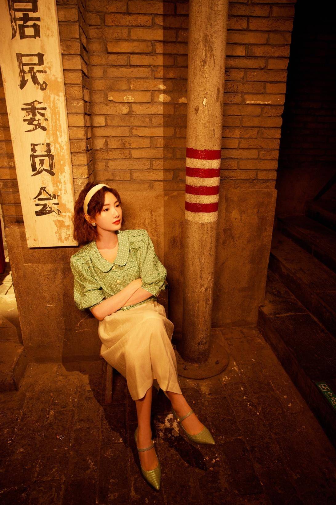 设计|毛晓彤80年代打扮好惊艳，穿花衬衫扮摩登女郎，戏里戏外都洋气