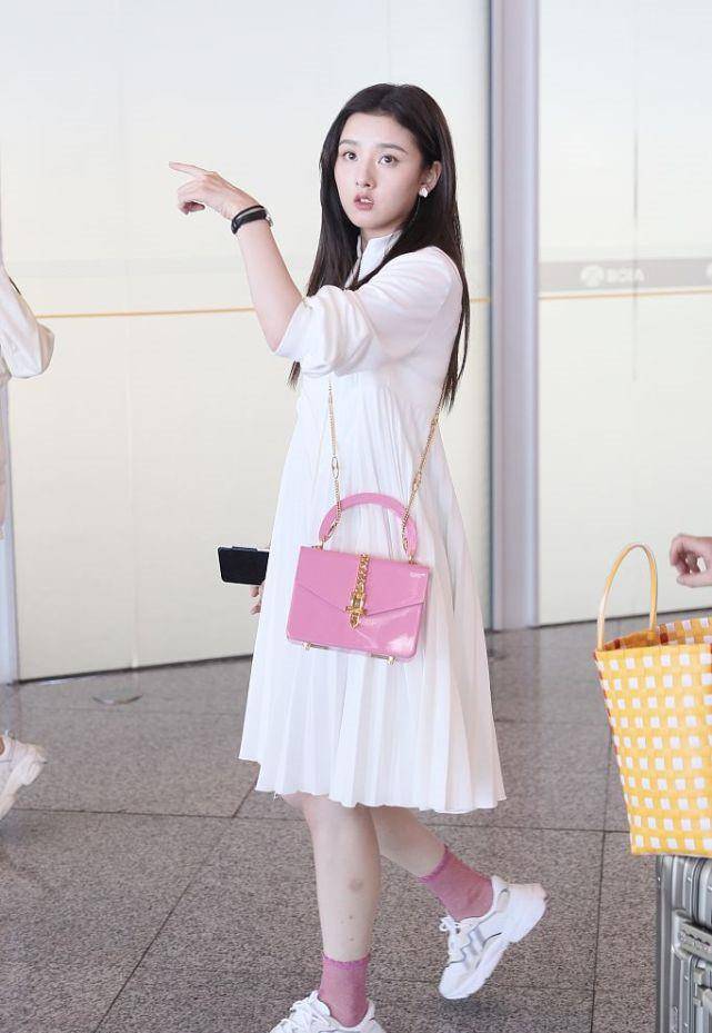鞋袜|宋祖儿穿白裙现身，脚穿一双粉色袜子，甜美和可爱的气质就有！