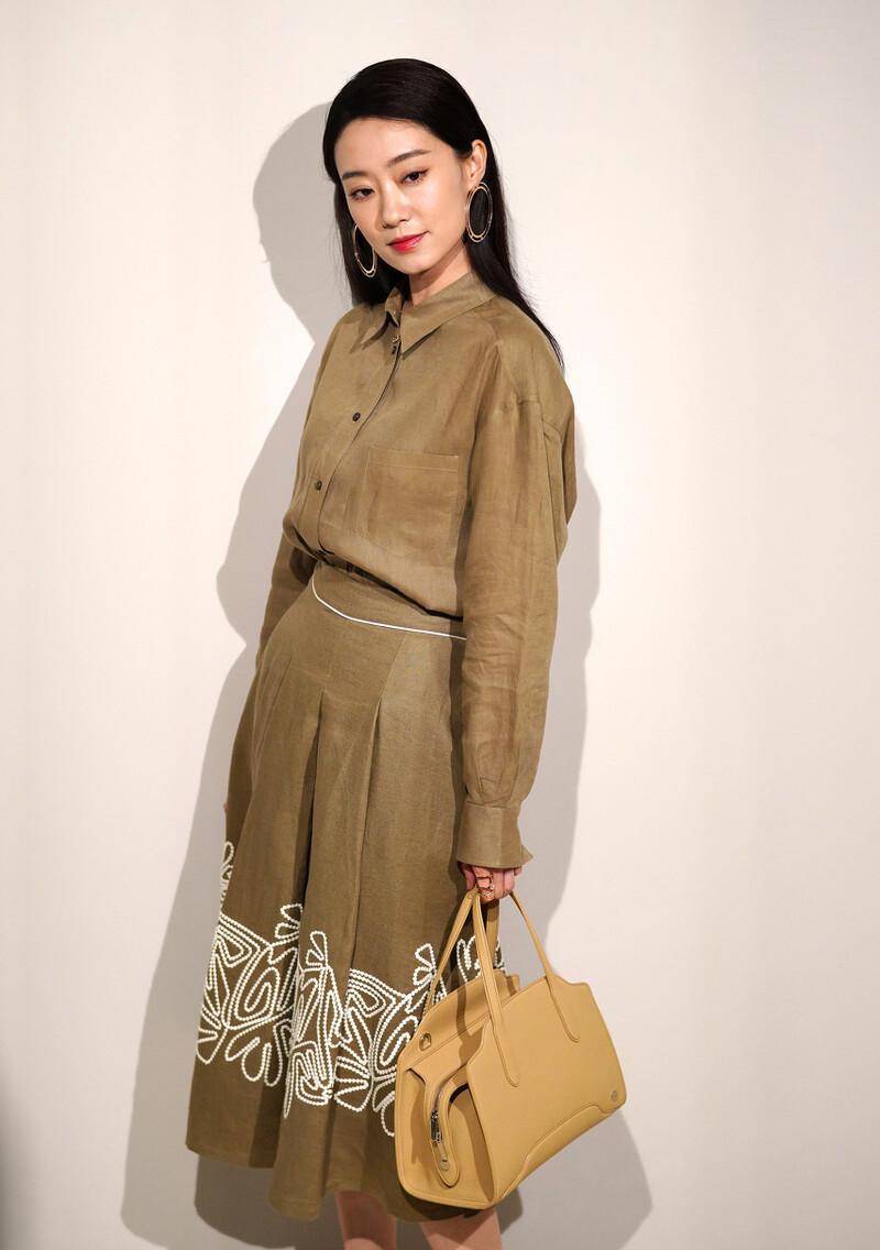 张小斐|张小斐成名后大变样,现身路演腰身粗壮一圈,裙子好普通可三万块