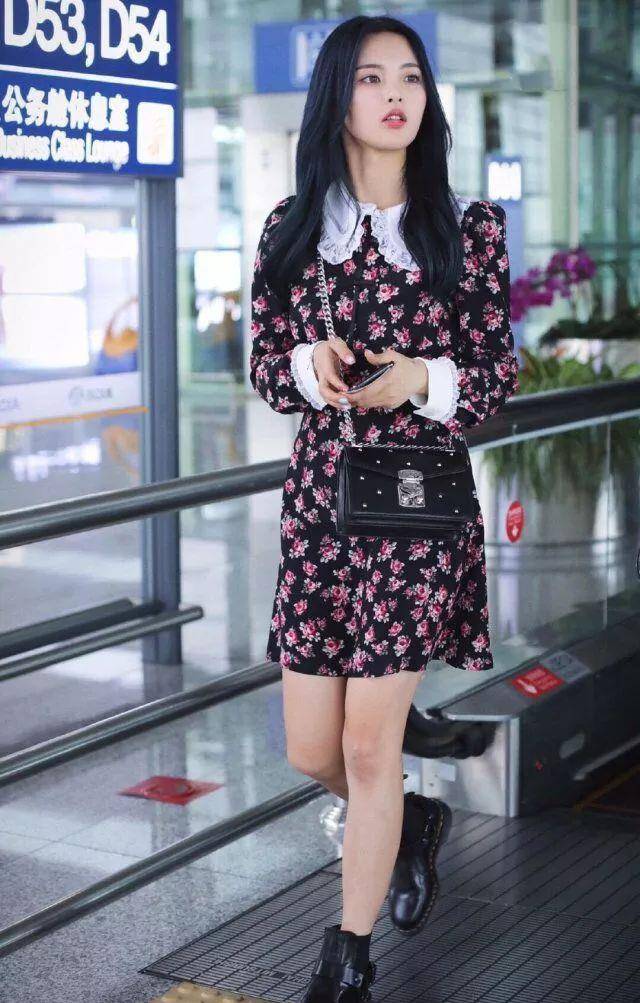 显得|杨超越撞衫就没输过！从宽大西装到少女碎花，怎样穿都引人注目