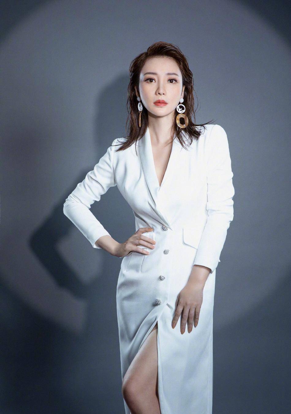 御姐|40岁柳岩走冷艳御姐风,湿发出镜妩媚动人,穿白西装裙好干练