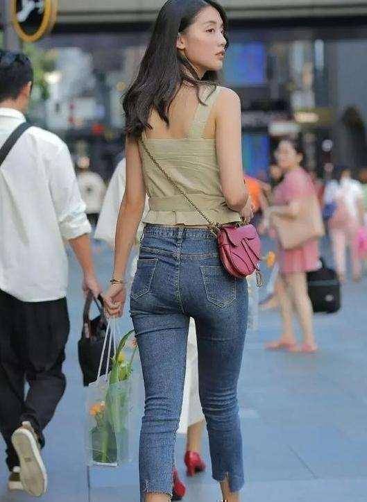 颜色|低腰修身的开叉打底裤，装扮才能显得优雅精致，还是短靴
