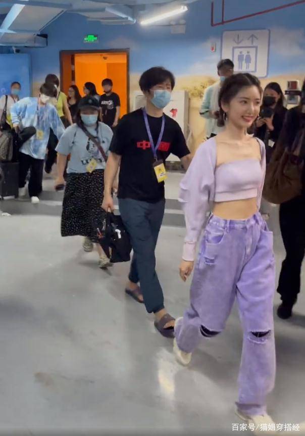 显高|毛晓彤录创造营4路透，露腰装+破洞裤蛮腰盈盈一握，好会穿一姐姐