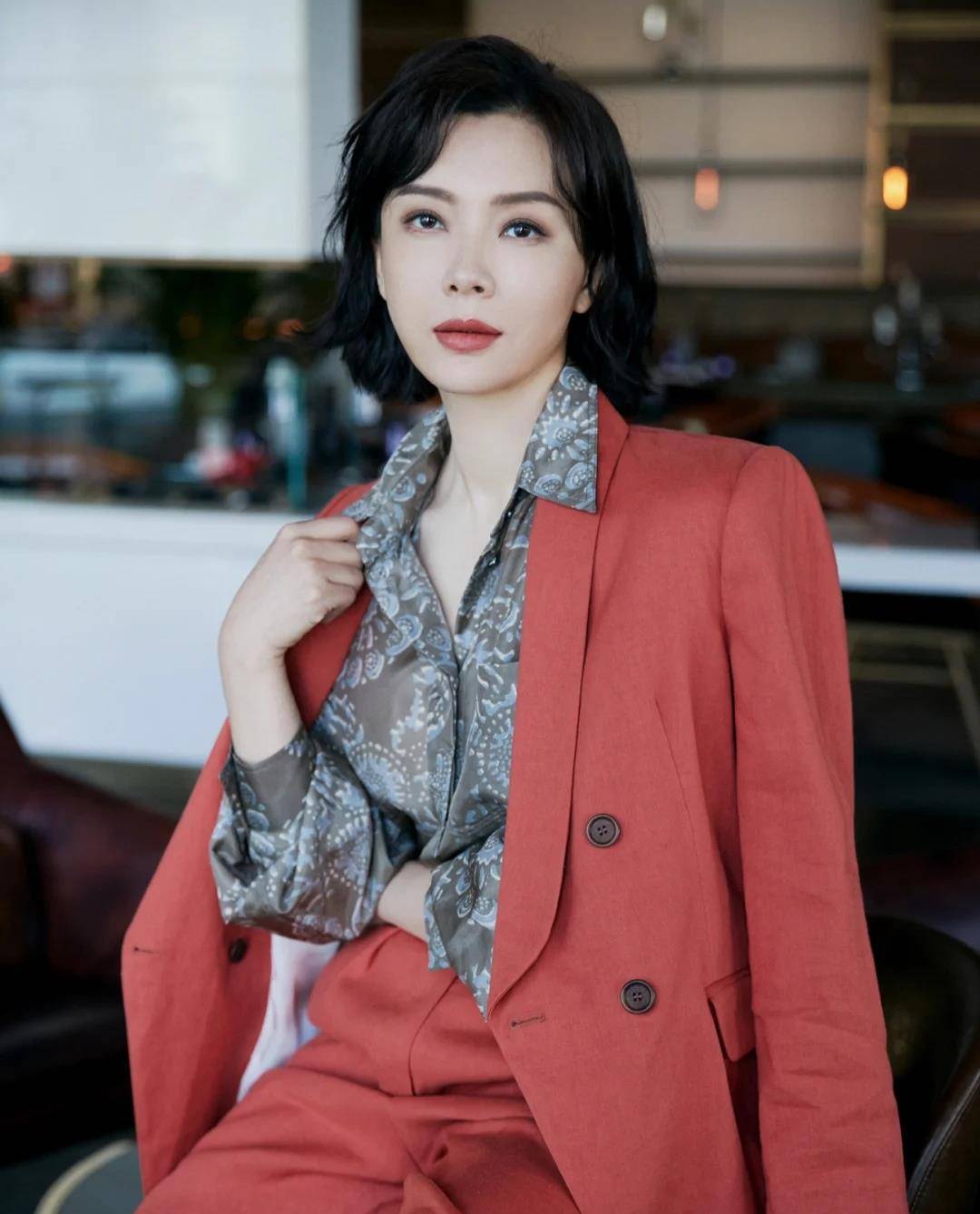 身材|40+的女人想摆脱大妈感，少穿T恤多穿雪纺，看陈数、闫妮就知道了