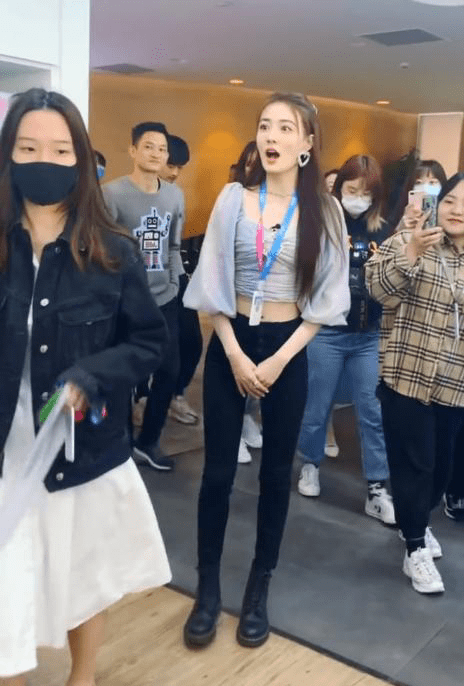 一身|徐璐穿着也太可爱了,穿泡泡袖露出小蛮腰,全身一点赘肉都没有