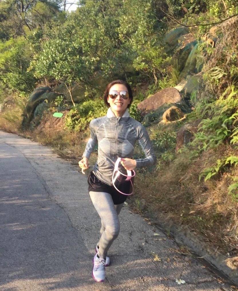 李嘉欣穿運動服山路上跑步素顏自然大方身材下垂的特別真實