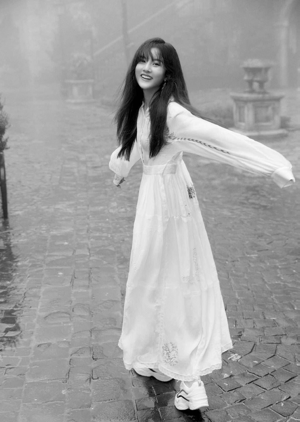 大腿|宋祖儿真会玩，复古长裙直接撩到大腿，配“锅盖刘海”俏皮性感