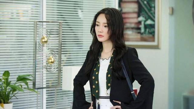 职场|李小璐挑战职场剧，终不再演少女，新剧穿搭成熟稳重堪比时尚秀