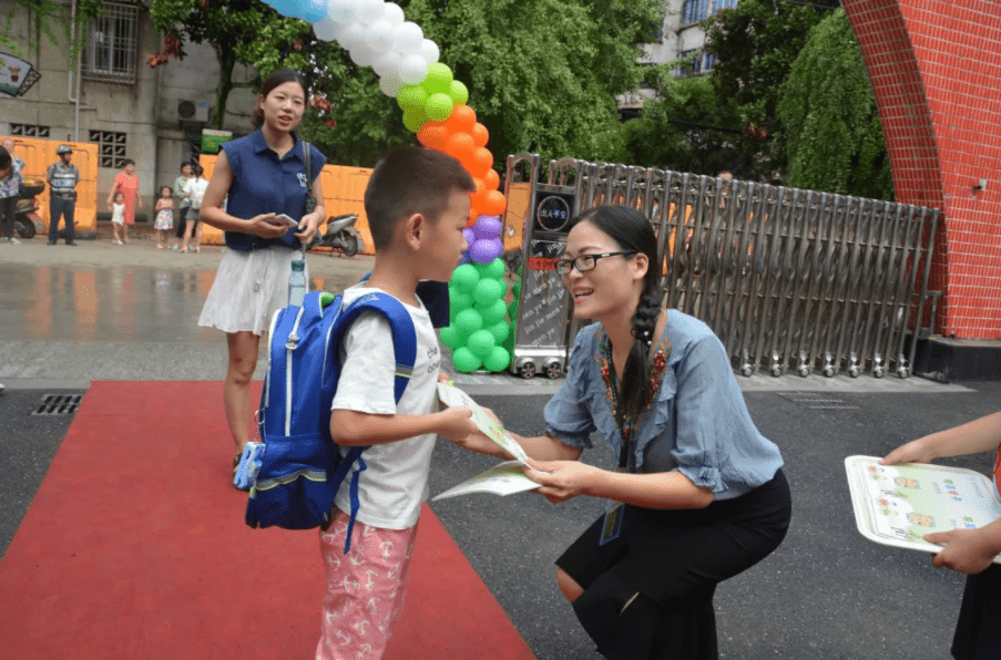 起跑线|一年级开学首日，学生表示课程早就在家学完了，老师很尴尬