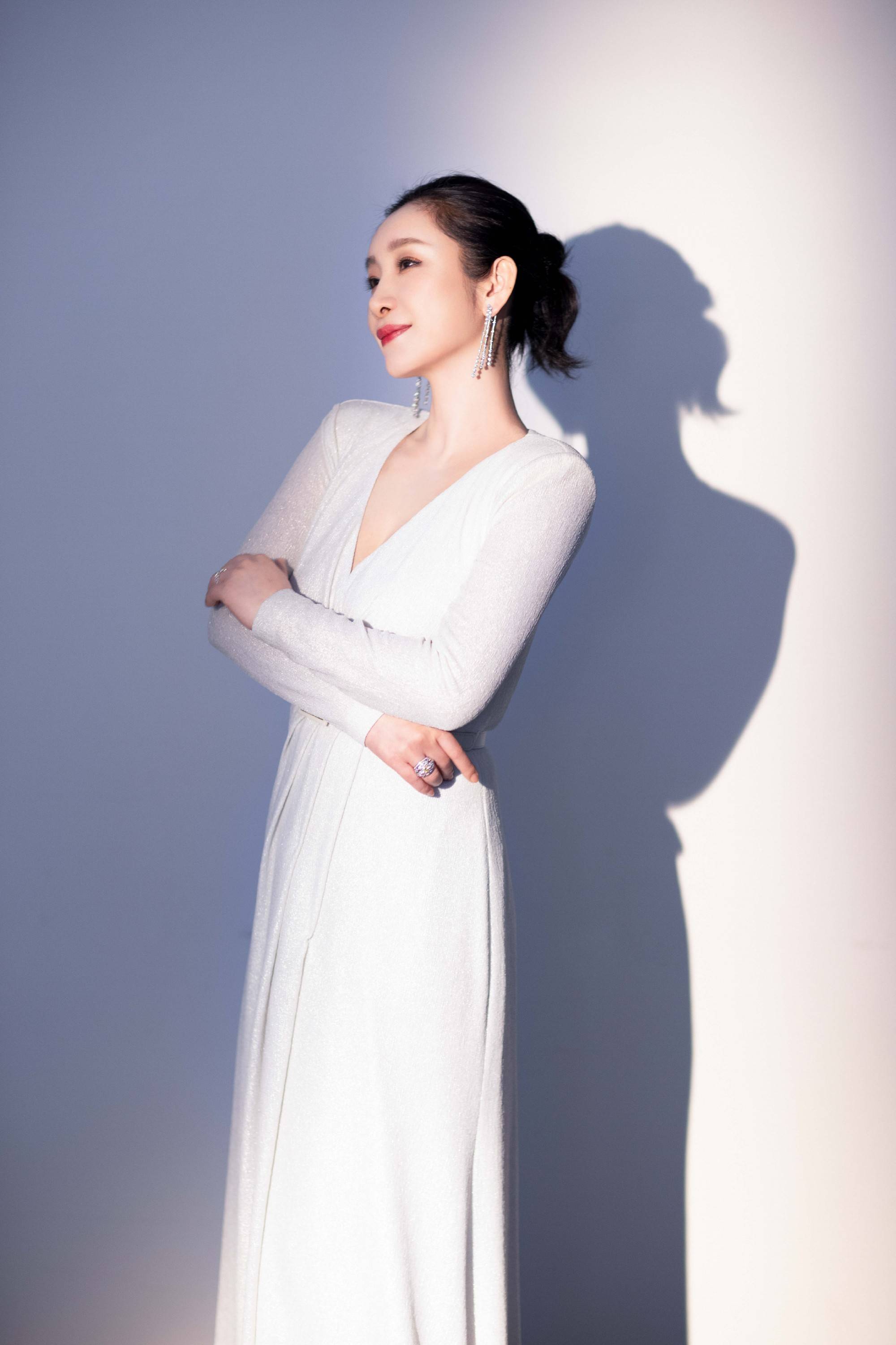 是属于|42岁秦海璐童心未泯,穿大地色大衣时髦复古,搭配耳包太可爱了