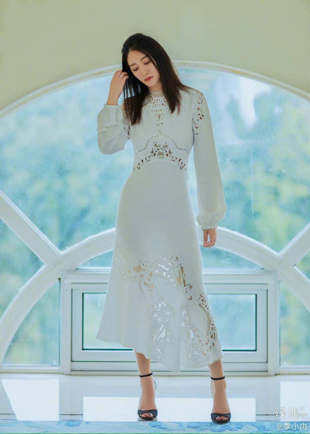 网友|44岁李小冉低胸裙走红毯,3D身材成全场焦点,荧荧珠光太闪耀