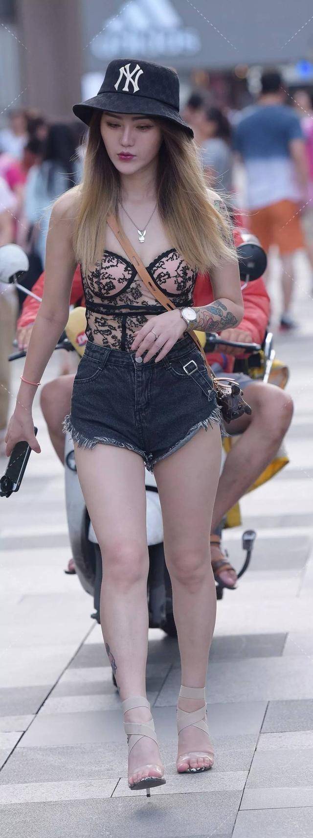 长度|V领吊带背心，搭配紧身瑜伽裤，青春活力，气质惊艳美极了 (4)