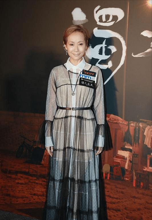 叶童|叶童还是服老！不开滤镜穿裙子没有腰线，完全是一个老年人的穿搭