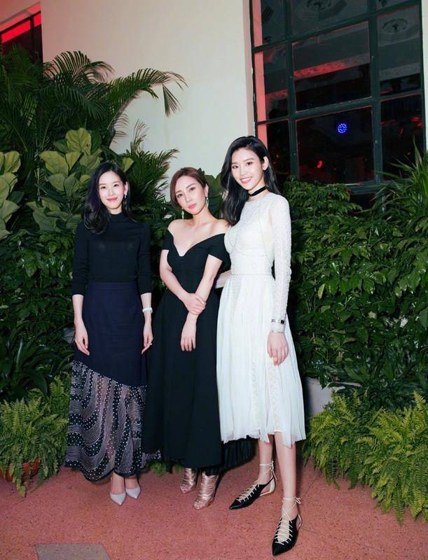 奚梦瑶|同样都是嫁入豪门，章泽天、奚梦瑶气质太不一样，感觉有点差距