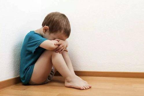 玩具|孩子在幼儿园总抢别人的玩具，怎么说都不改？最好的教育在第一次