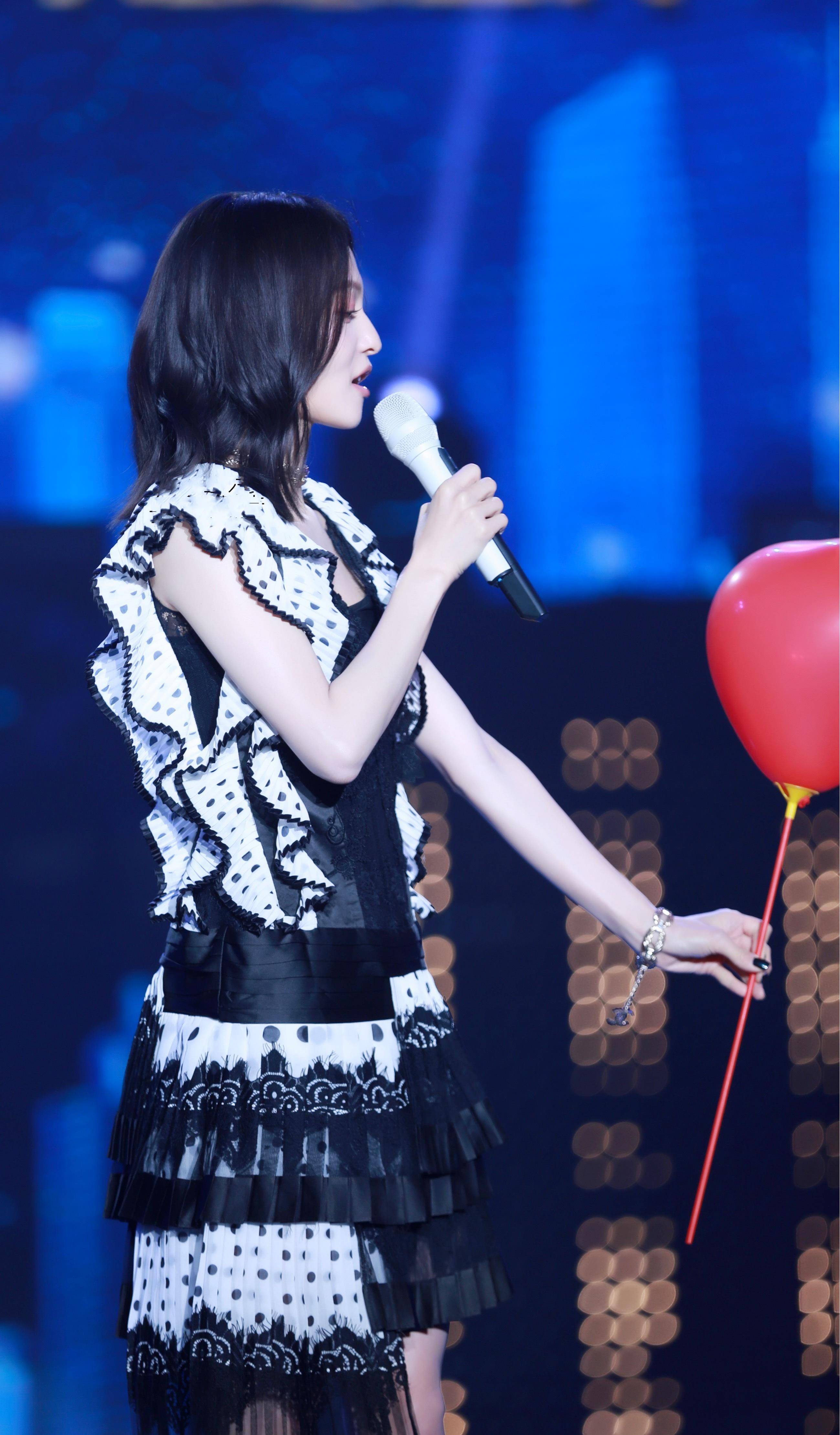 颜也|36岁张韶涵逆生长，少女裙减龄20岁，网友：美出了新高度