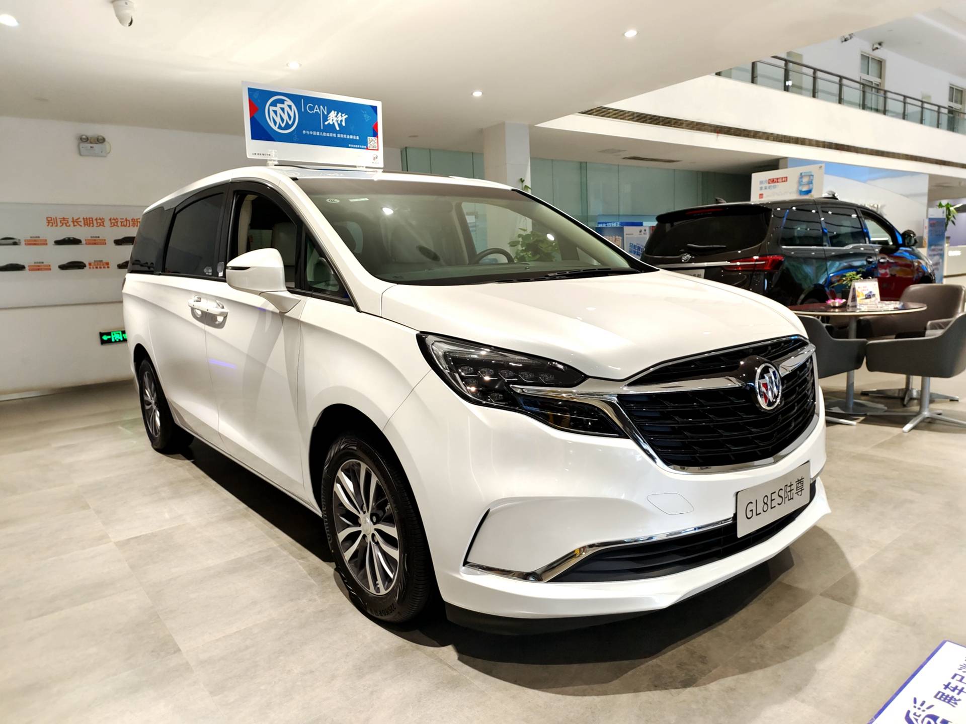 大尺寸大空间到店实拍别克gl8es陆尊最低配不加价才是真的香