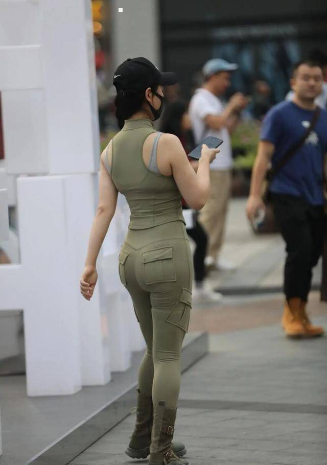 黑色|黑色露腰短袖搭配黑色直筒打底裤，直筒长度为主，打造高腰线