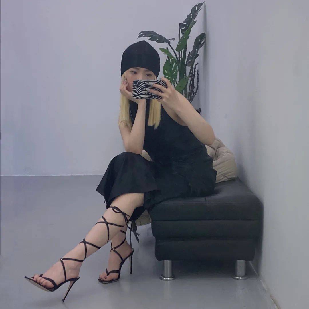 运动鞋|今夏不要总穿运动鞋了,2021流行这几款凉鞋,上脚显瘦显直又显腿长!