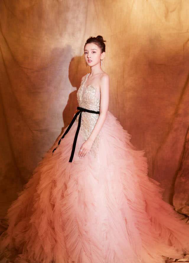 祖儿|宋祖儿羽毛纱裙摇曳生姿，皮肤嫩出水，堪称“人间水蜜桃”
