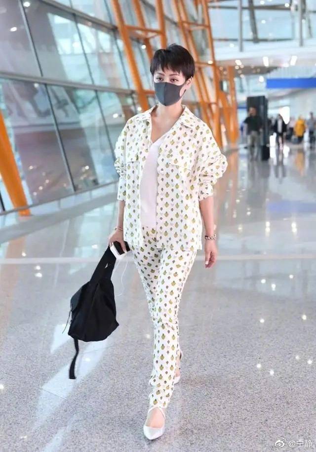 颜也|48岁宁静利落干练,二八分短发+薄荷绿内衬,姐就是这么霸气