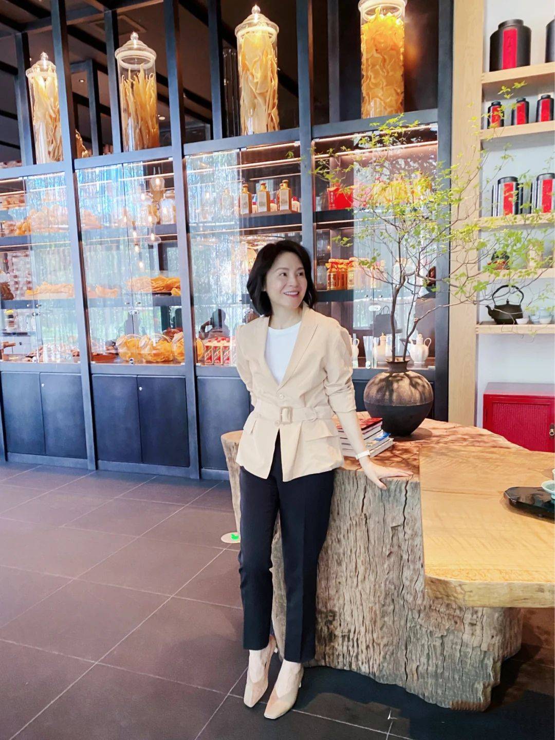 运动鞋|建议不要穿阔腿裤+运动鞋了!九分裤+短跟鞋,妈妈穿才更气质