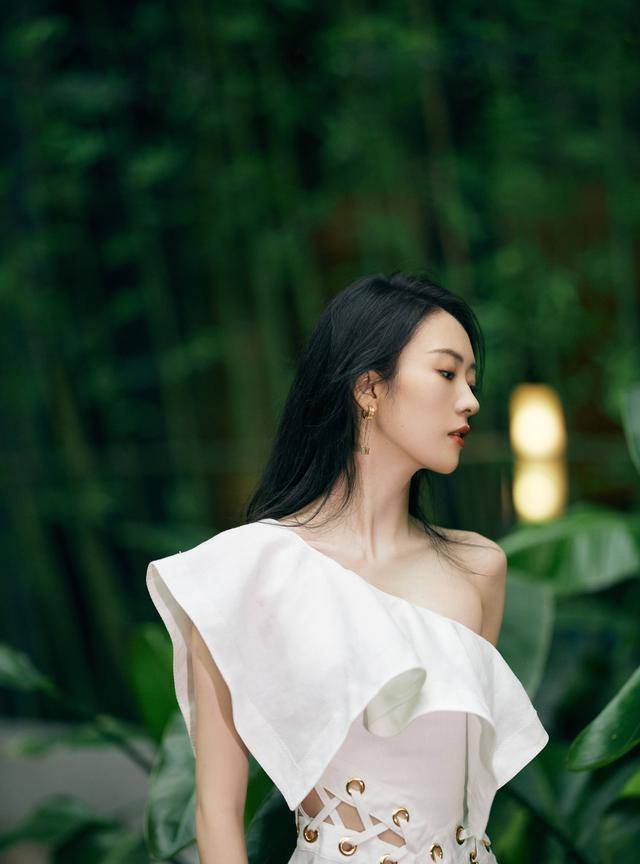 真丝|?童瑶现在真是既帅气又温柔,穿卡其色衬衫配亮片西装裤,看着好酷