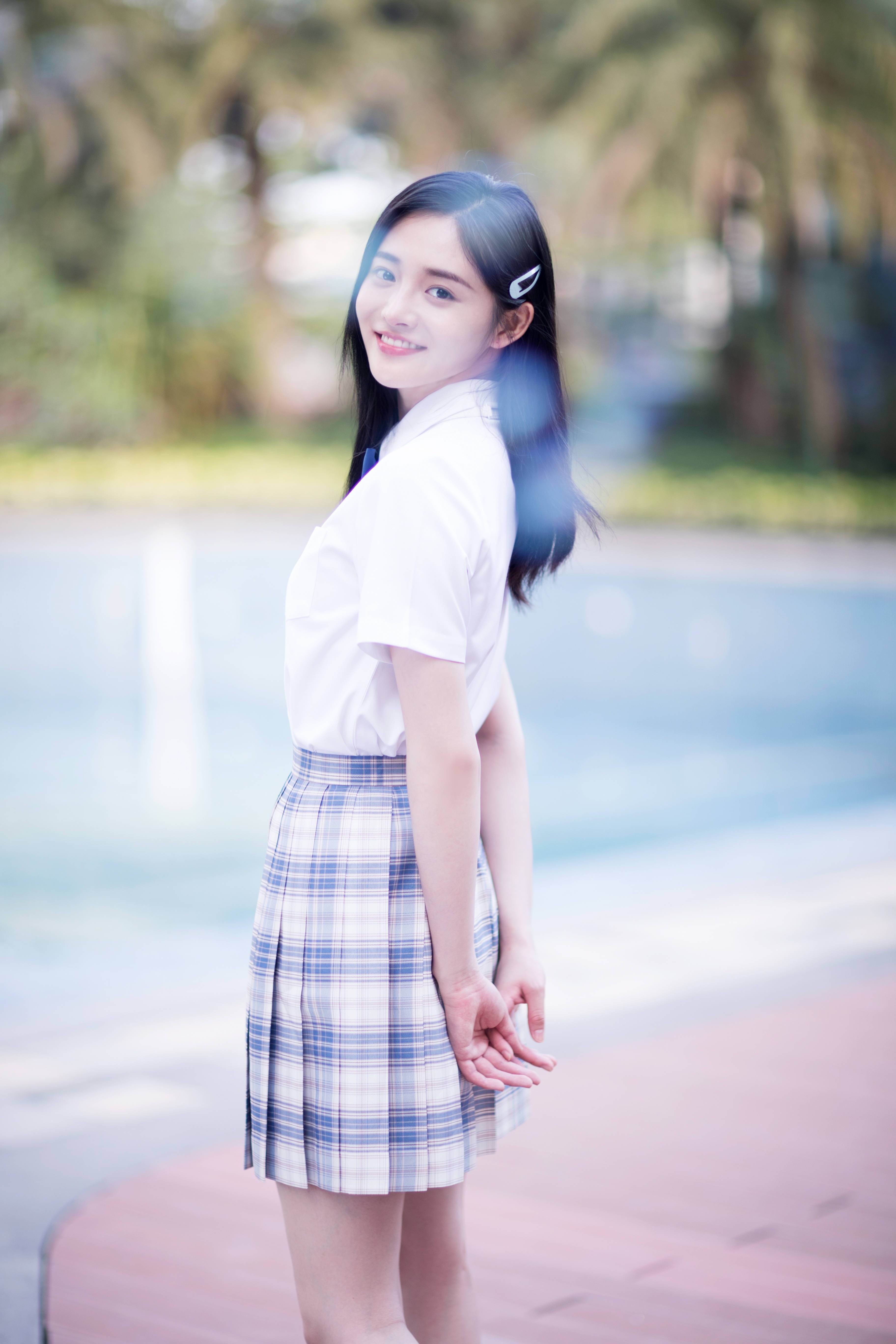 女神|22岁周洁琼文艺女神范,元气橘上衣+侧开边裤,休闲美腻度假风!