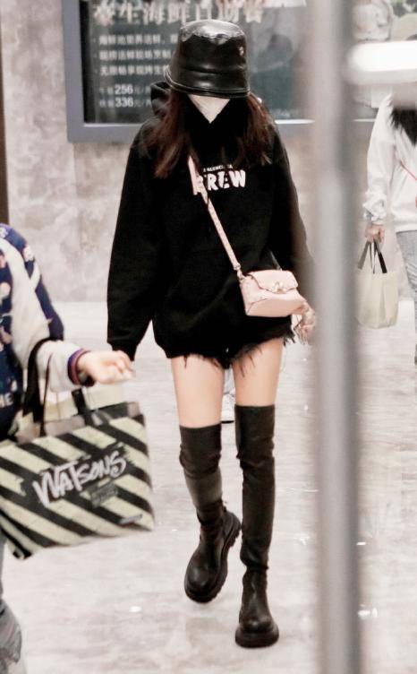 黑色|奚梦瑶又美出新高度，黑色卫衣配紧身裤随性大气，超模身材抢镜