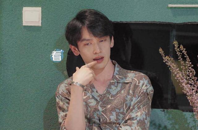 细节|心动的信号4：女4入住，男1男3争相表现，一个细节说明男2不为所动？