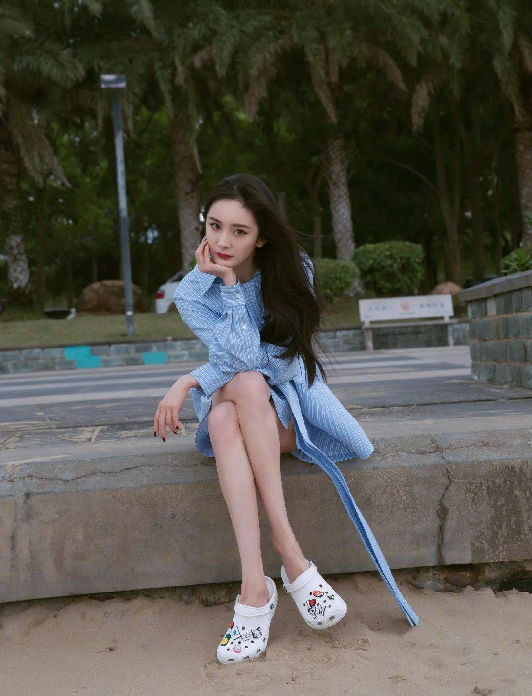 运动鞋|今夏不要总穿运动鞋了,2021流行这几款凉鞋,上脚显瘦显直又显腿长!