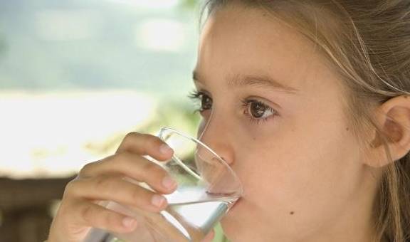 肾脏|喝水越多尿越多，多喝水真的会伤肾？让专家来告诉你